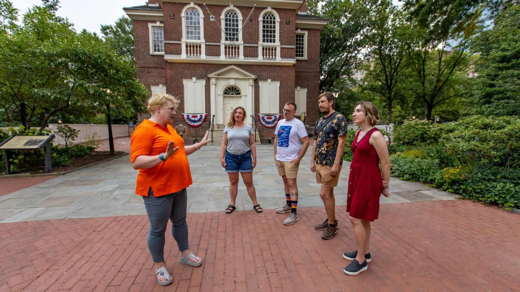 Philadelphia Walking Tour Guide with Guests in Independence Mall