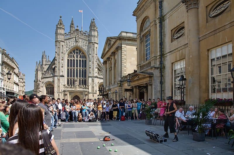 800px-bath_abbey_and_entertainer_-_july_2006