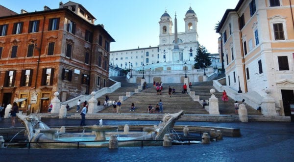 The Spanish Steps from below. Image Source: Pixabay user ptra under CC0 Creative Commons license.