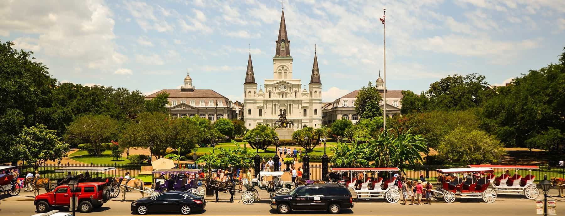 Tourists and carriages at Jackson Square in New Orleans. Image source: Pixabay user Simon.