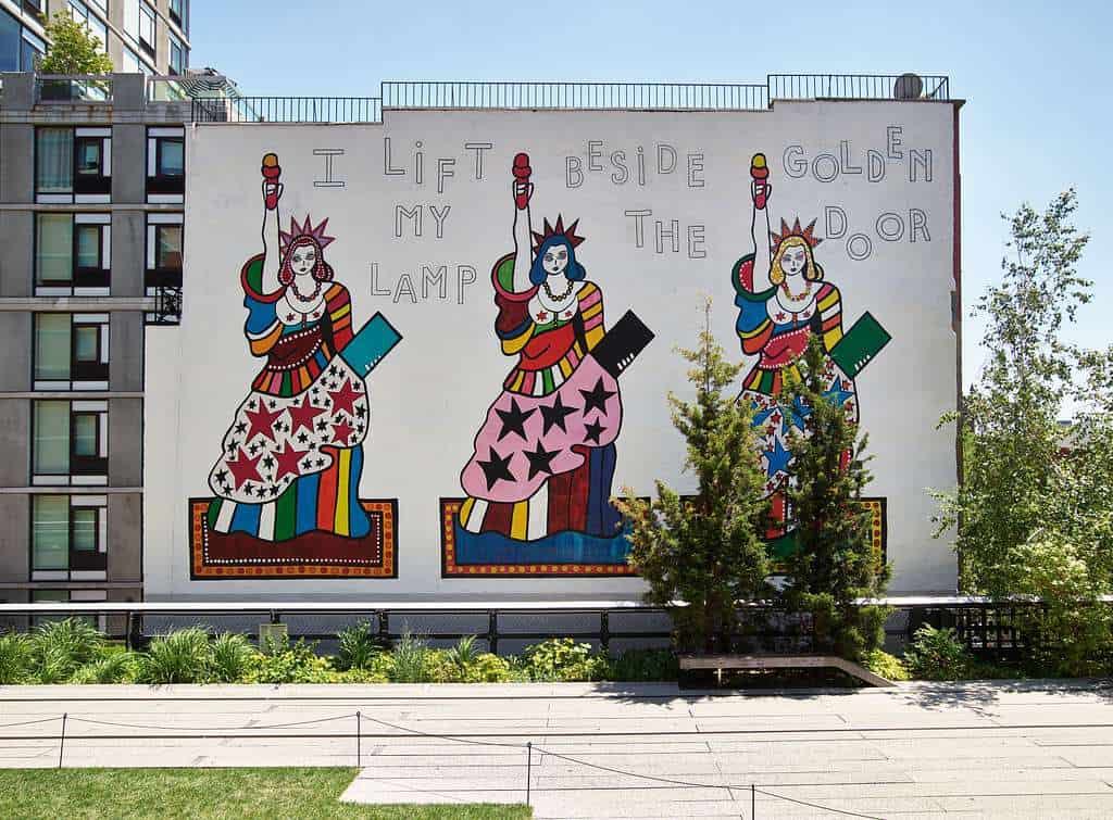 Mural aloing the High Line