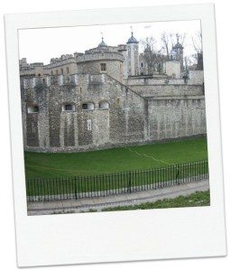 Panorama_of_the_outer_curtain_wall_of_the_Tower_of_London_2006 s