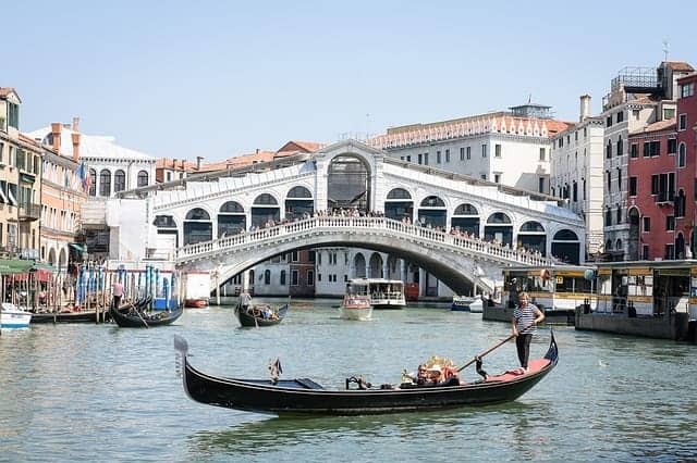 The Rialto Bridge in Venice. Image source: Pixabay.