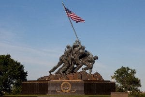 1024px-The_Marine_Corps_War_Memorial_in_Arlington,_Va.,_can_be_seen_prior_to_the_Sunset_Parade_June_4,_2013_130604-M-MM982-036