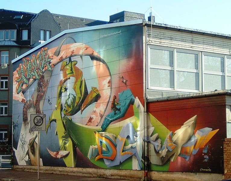 Sophienschule (Frankfurt am Main), Graffitikunst an der Turnhalle aus dem Jahr 1998, von DAIM (* 1971 in Lüneburg; eigentlich Mirko Reisser), ein deutscher Graffiti-Writing-Künstler. Gemeinschaftswerk mit den Graffiti-Künstlern: Bomber, Loomit, Klark Kent, Codeak