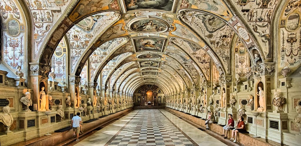 Das Bild zeigt das Antiquarium, eines der ältesten Renaissance-Gewölbe Europas