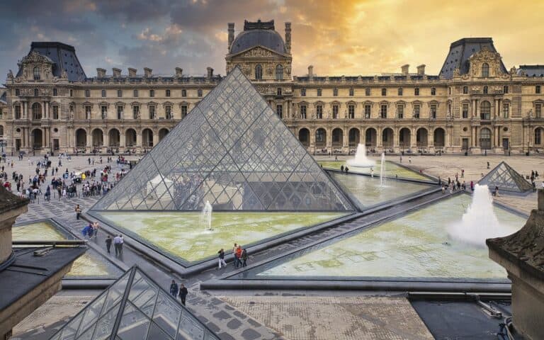 The Louvre during Magic Hour. Image source: Pixabay user Ian Kelsall.