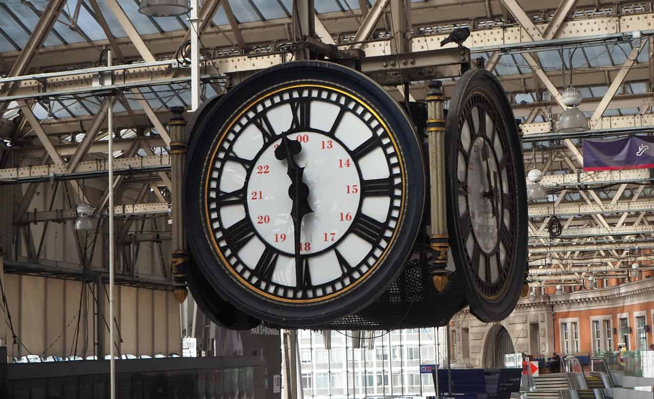 The clock at Waterloo Station. Image source: Pixabay user Primrose.