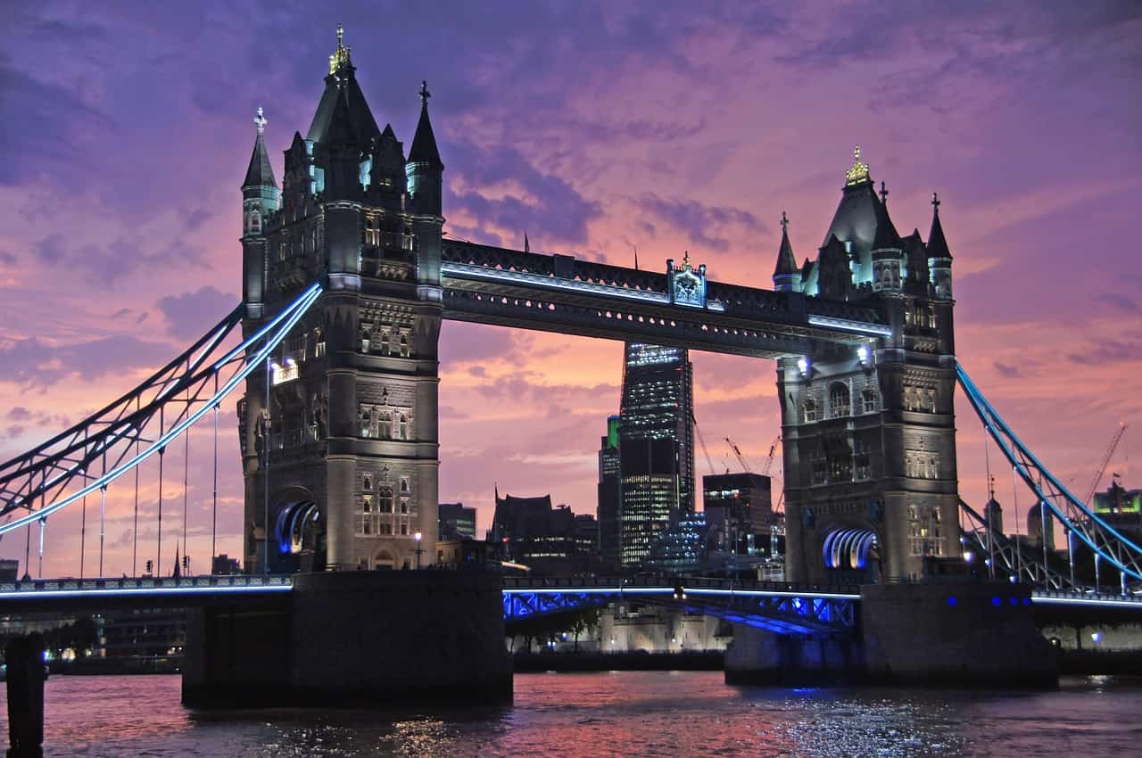 The Tower Bridge as night falls. Image source: Pixabay user E. Dichtl.