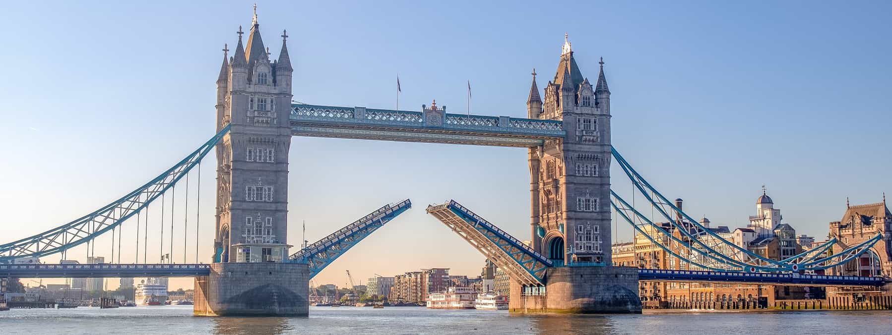 The Tower Bridge opening during magic hour. Image source: Pixabay user Nicole Pankalla.