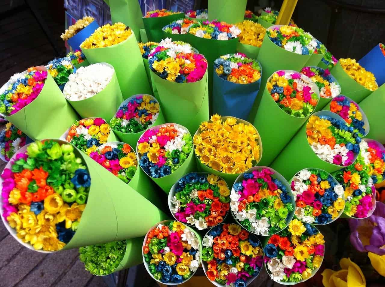 Grab some flowers at a flower stall in Barcelona during spring! Image source: Pixabay user Nadine Laplante.