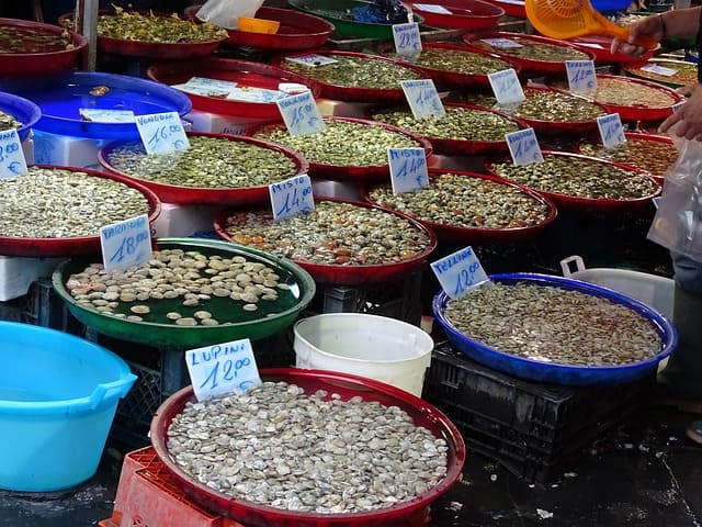 A market stall in Naples. Image source: Pixabay user 2346005.