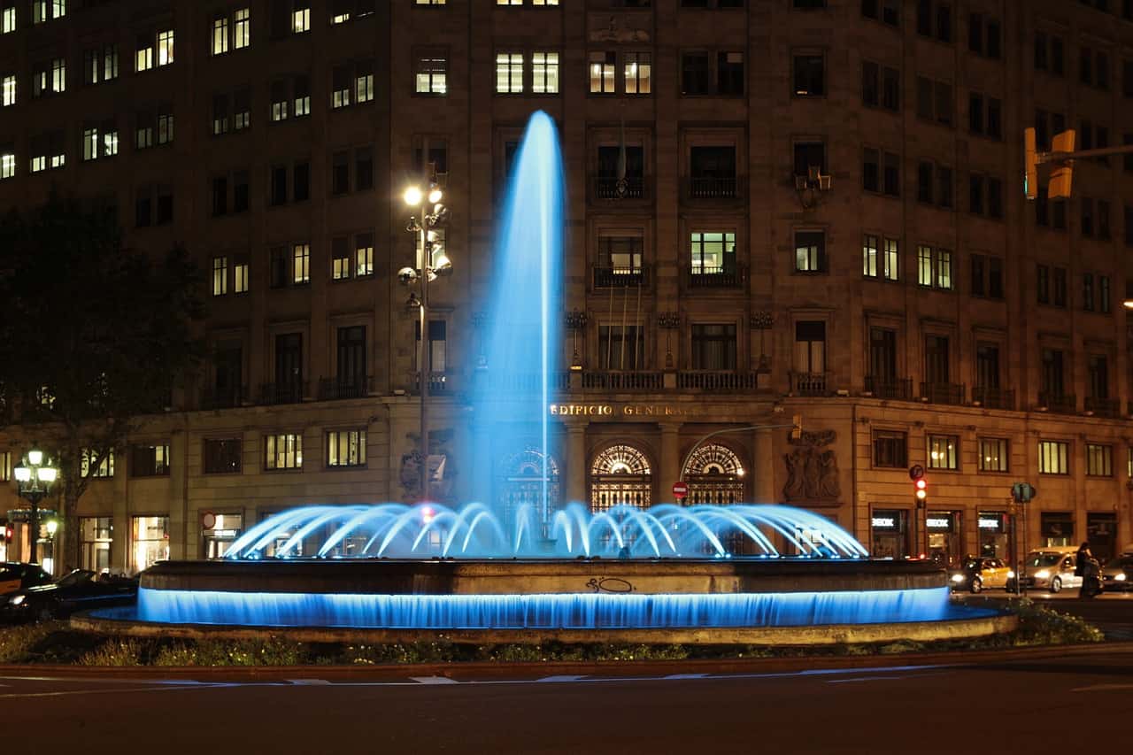 The fountain at Passeig de Gracia in Barcelona. Image source: Pixabay user 8300.
