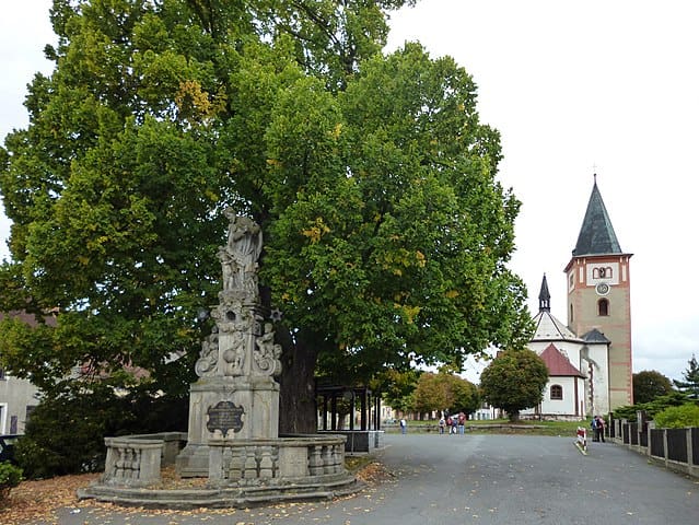 Church of St Wenceslaus in Stráž. Image source: Wikimedia user Marie Abraham under CC BY-SA 3.0.