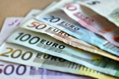 Euro bank notes from €5-€500. Image source: Pixabay user martaposemuckel.