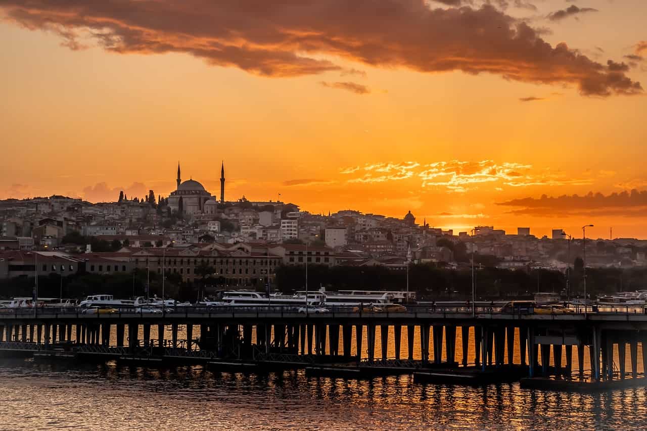 A view of the Golden Horn at sunset. Image source: Pixabay user Adri Marie.