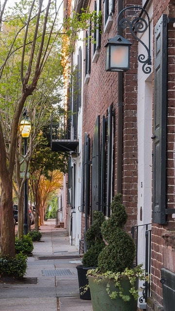 One of the many picturesque alleys in Charleston. Image source: Pixabay user Robert Parry.
