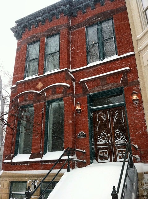 An old brownstone in Chicago during a snowy day. Image source: Pixabay user David Mark.