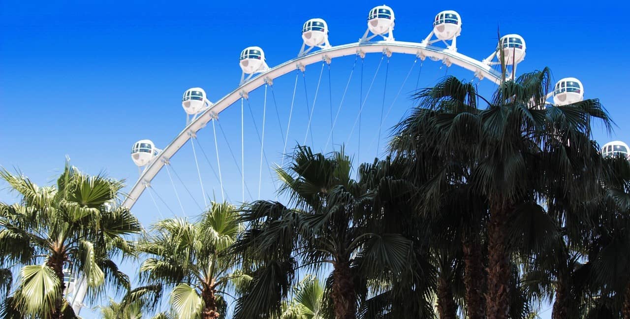 The High Roller towering over nearby palm trees. Image source: Pixabay user Finger Printed.
