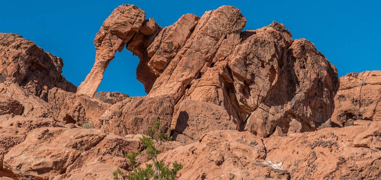 Just one of the many beautiful rock formations in Red Rock Canyon. Image source: Pixabay user Michelle Raponi.