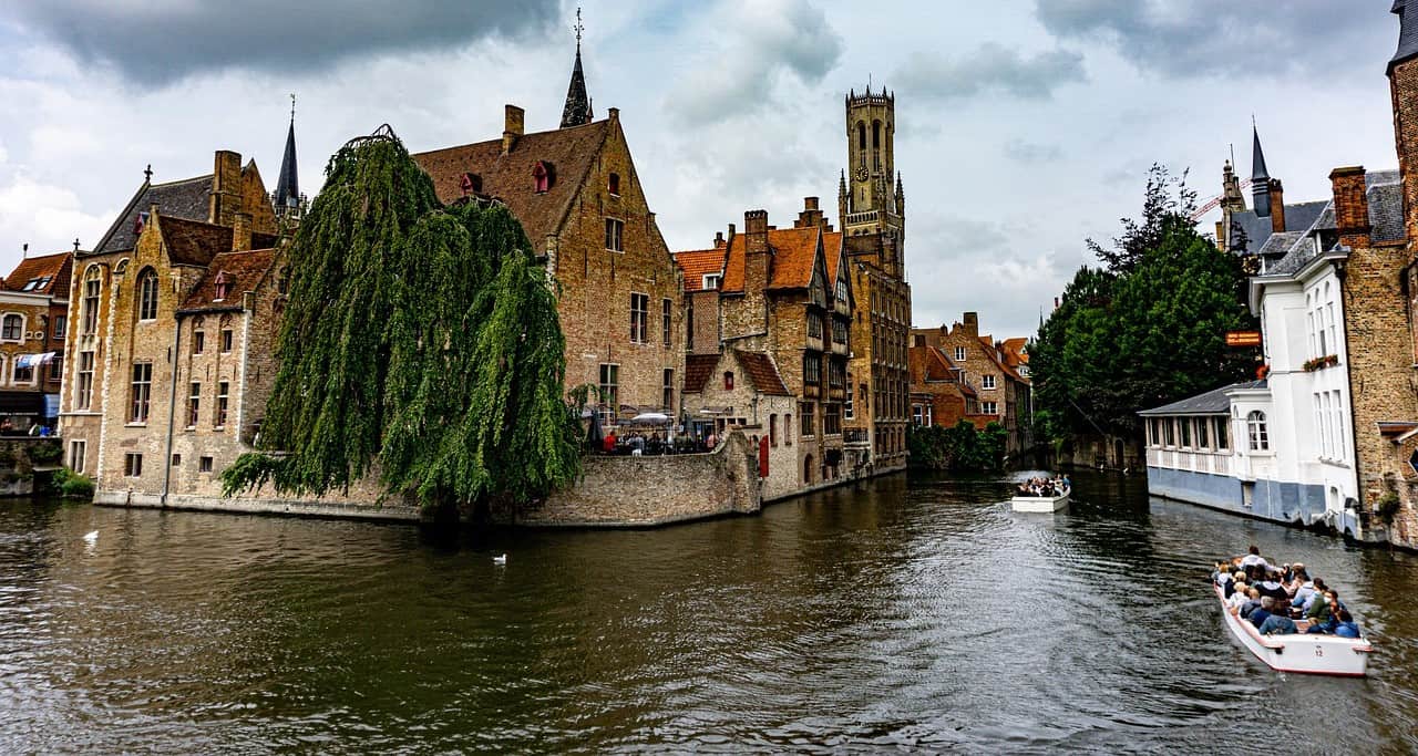 Boats traveling down the canals of Bruges. Image source: Pixabay user Andreas H.