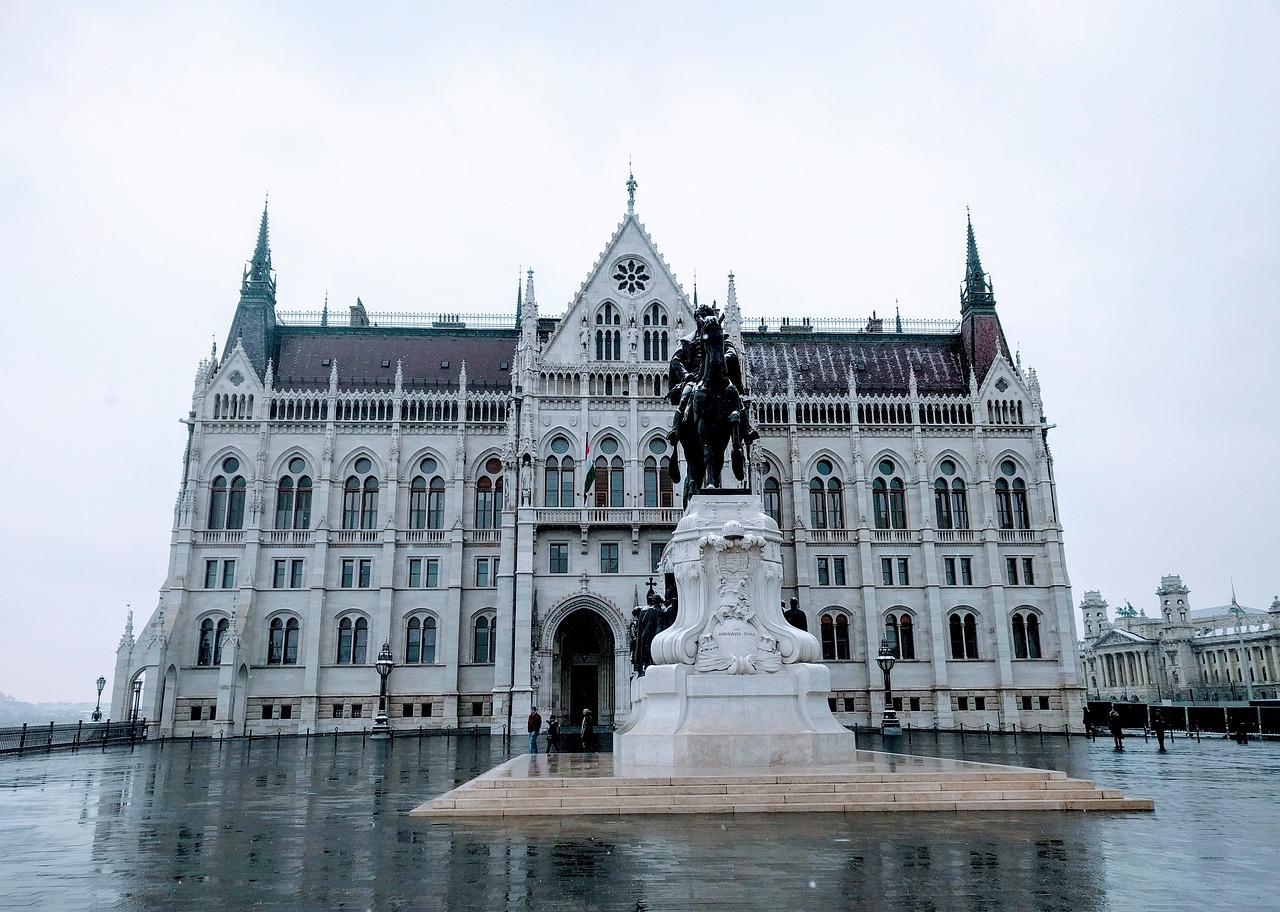 A rainy day at the Budapest Parliament. Image source: Pixabay user fxzh.