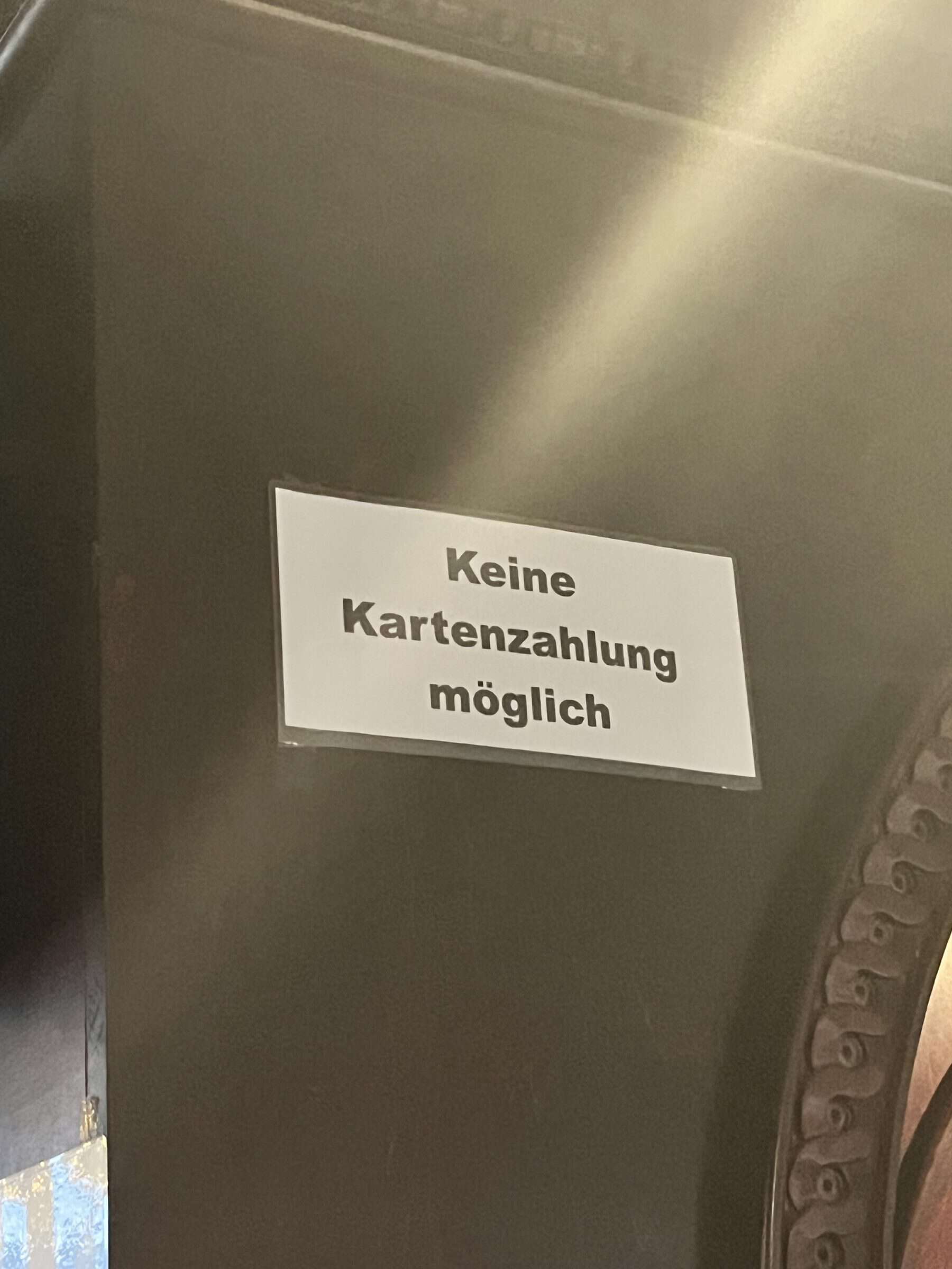 Sign in Berlin stating no credit card purchases possible